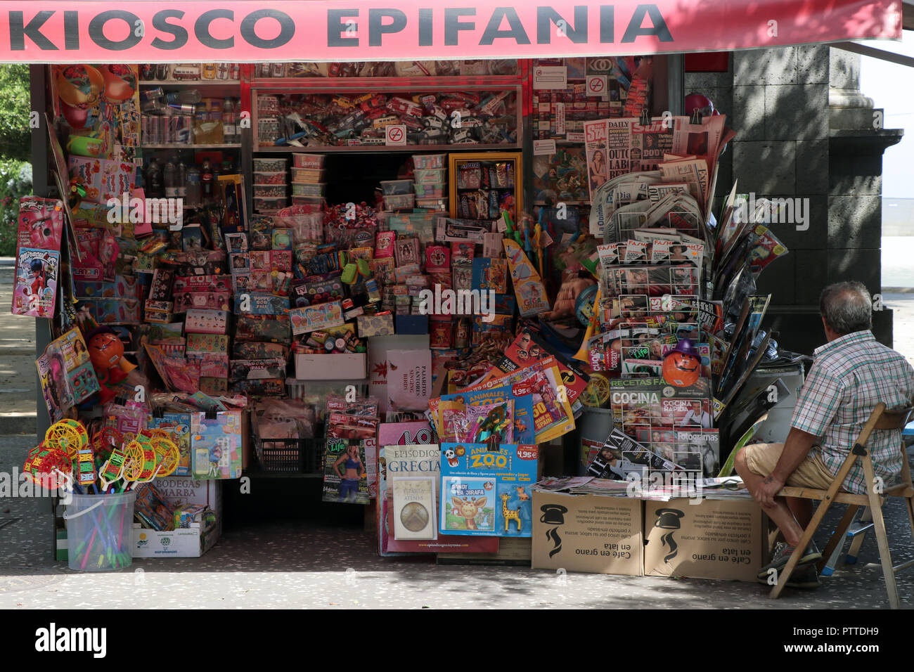 Repleto de diarios, revistas y golosinas, este kiosco está ubicado en Santa  Cruz, la capital de la isla canaria de Tenerife, añadido el 24.09.2018. El  surtido incluye también productos de la prensa