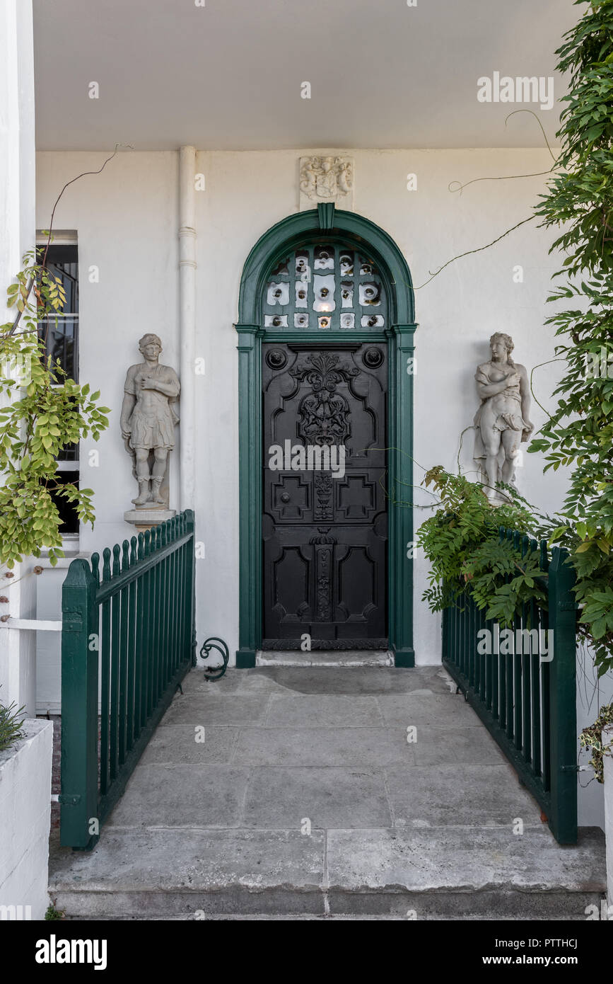 Puerta de entrada y estatuas decorativas en Hauteville House Foto de stock
