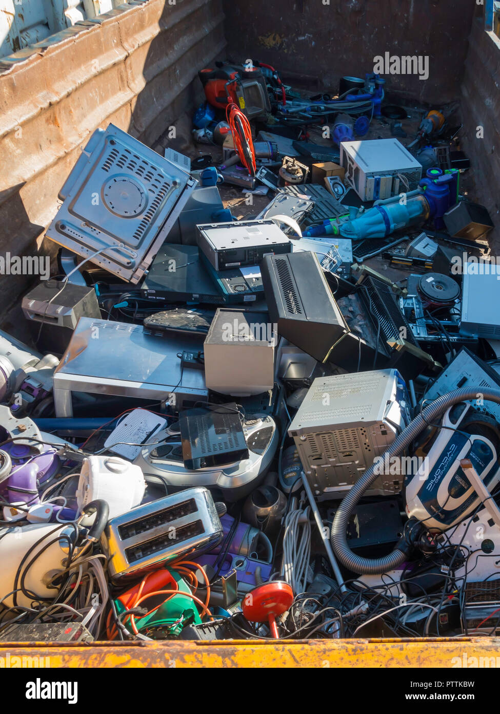 Una Autoridad Local Inglés Centro de Reciclaje skip para eliminación de pequeños electrodomésticos Foto de stock