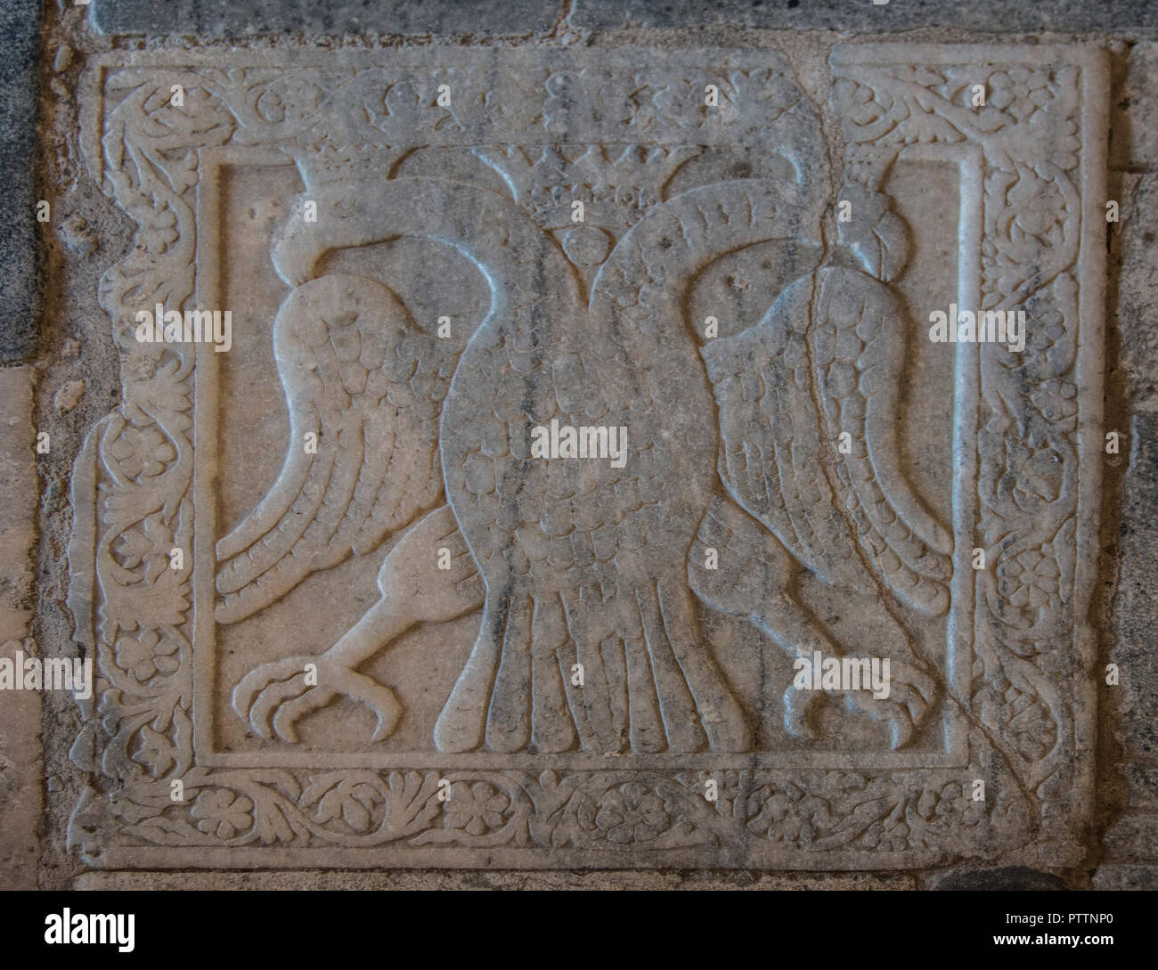 Águila de dos cabezas en el piso de la Catedral de Dimitrios en Mystras