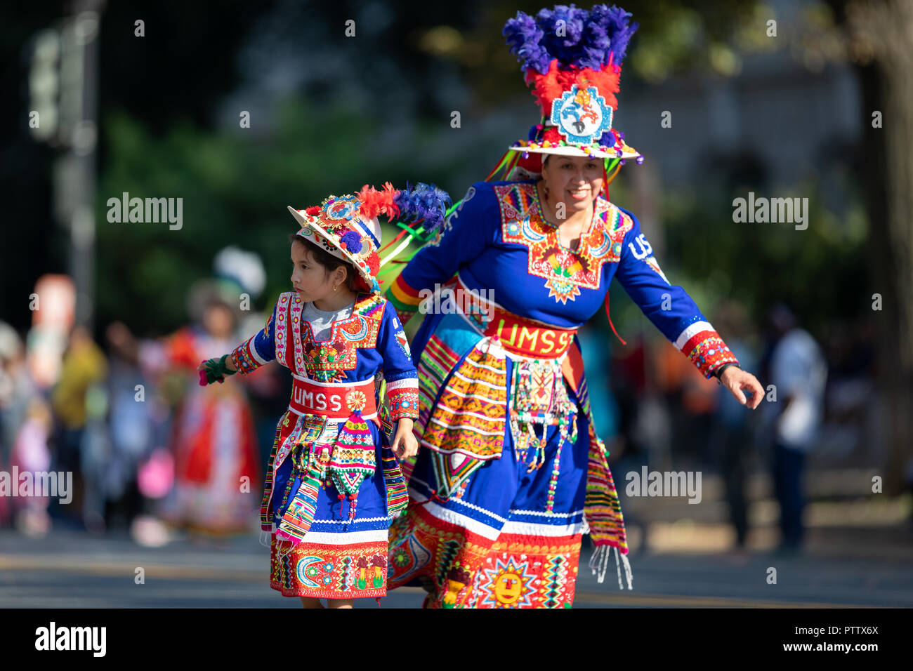D.C., Estados Unidos 29 de de 2018: La Fiesta DC Parade, la mujer la niña de Bolivia llevando ropa tradicional baile Fotografía de stock - Alamy