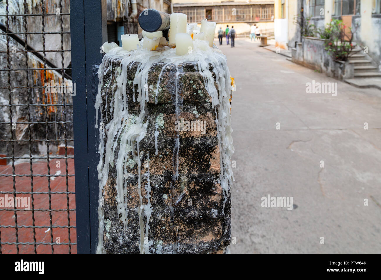 Ceras De Vela Derretida Goteando Y Cubriendo La Mitad De La
