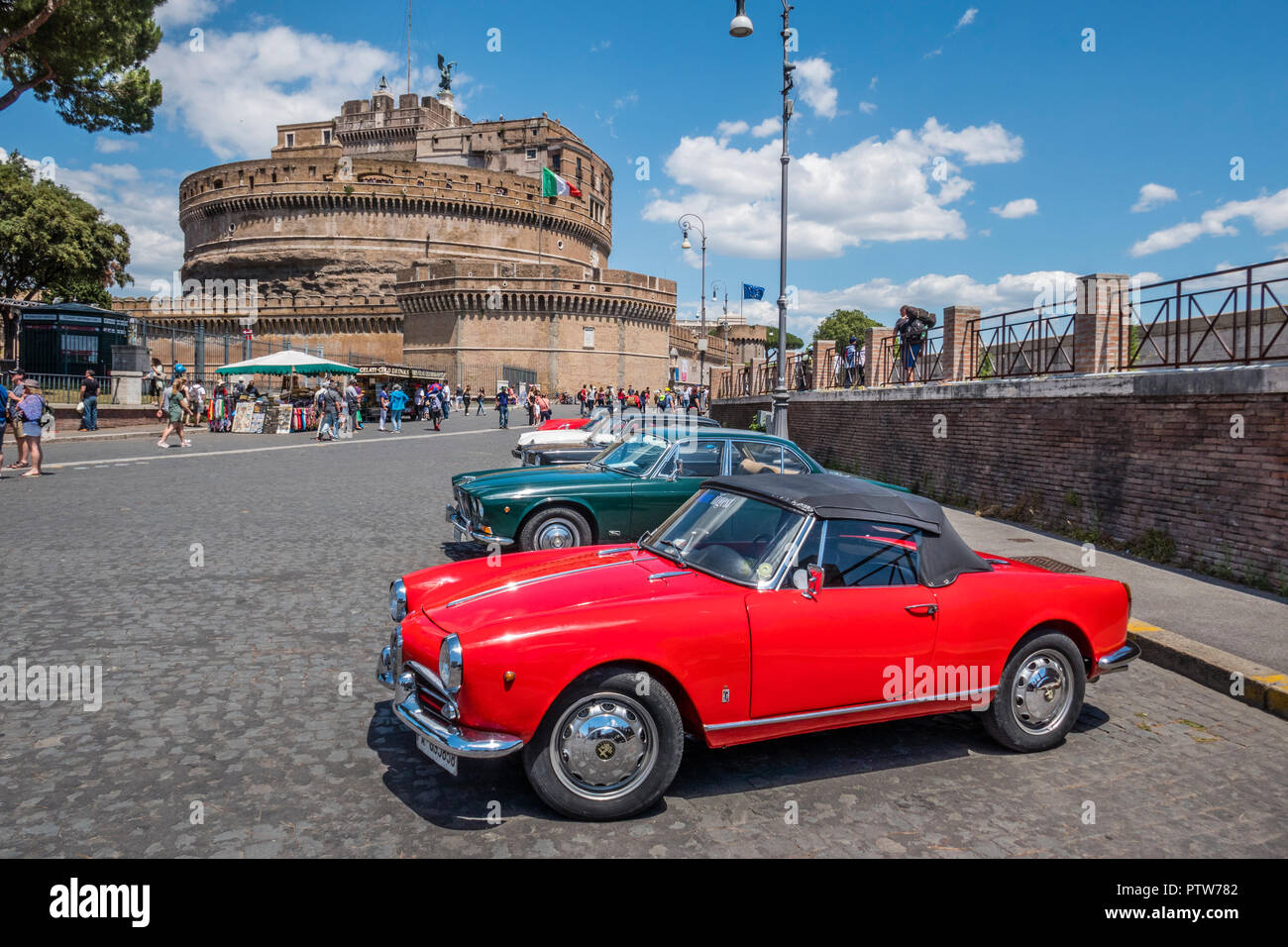 1960 Alfa-Romeo Guiletta Spider contra el telón de fondo de Castel Sant'Angelo en Roma, Italia Foto de stock