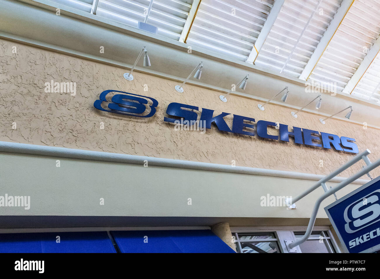 muy incompleto Momento ORLANDO, Florida, EE.UU. - Mayo 08, 2018: Signo de Skechers en la  construcción en la salida en Orlando Premium Outlet Shopping Mall, EE.UU  Fotografía de stock - Alamy