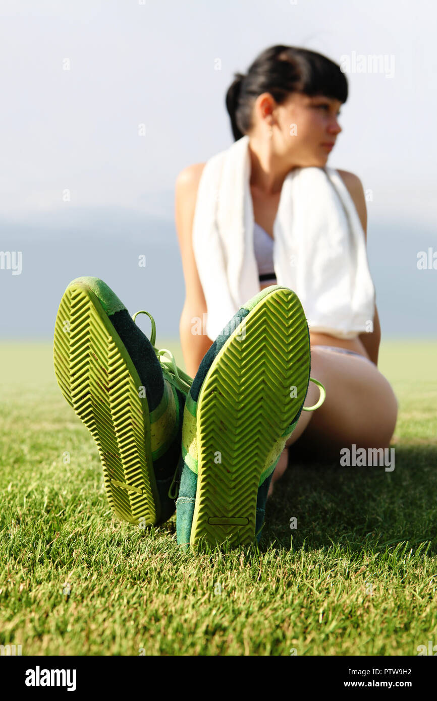 Suela verde de zapatos en el pasto, cansado sportswoman Fotografía de stock  - Alamy