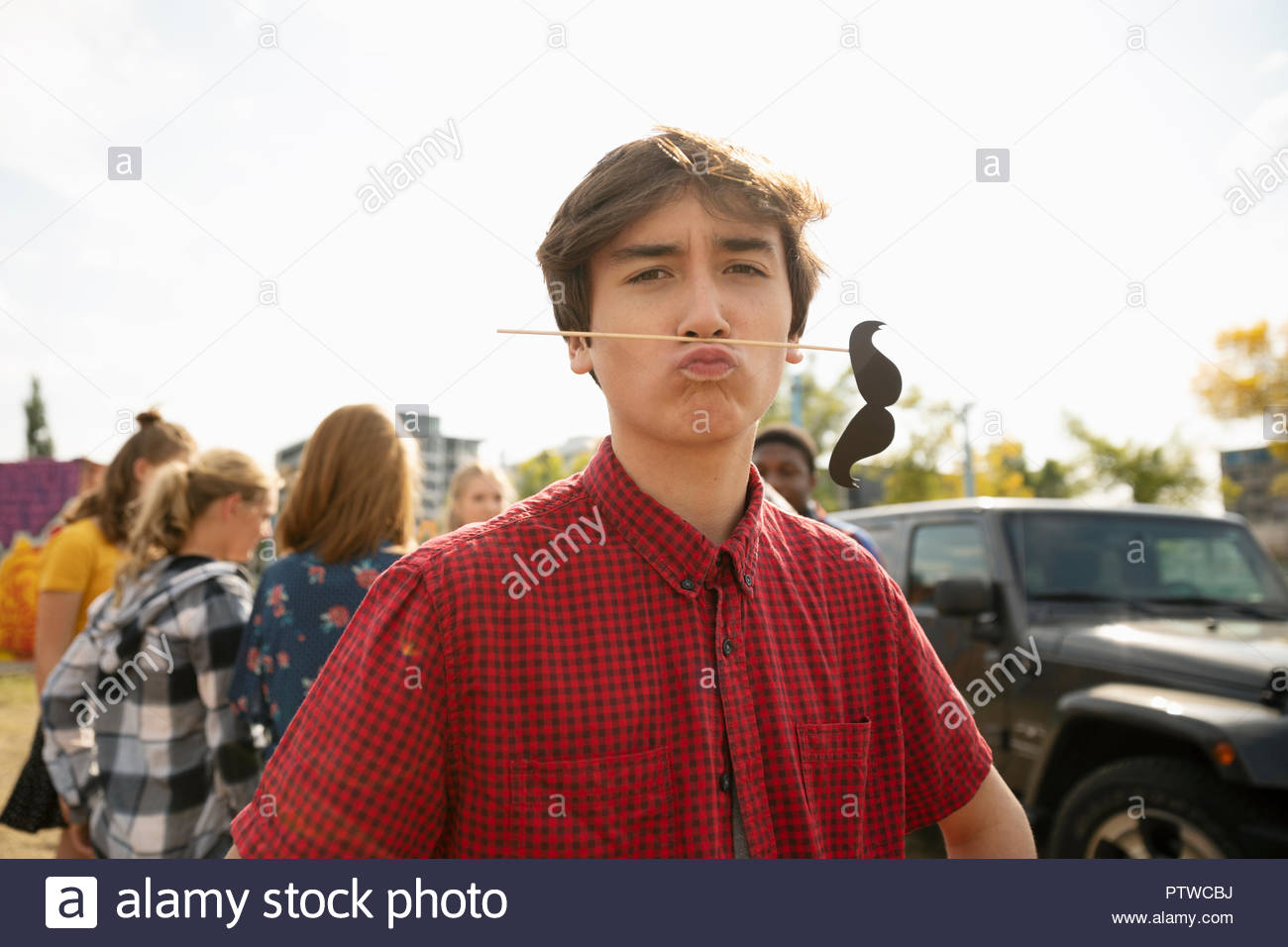 Retrato adolescente juguetón con bigote prop Foto de stock