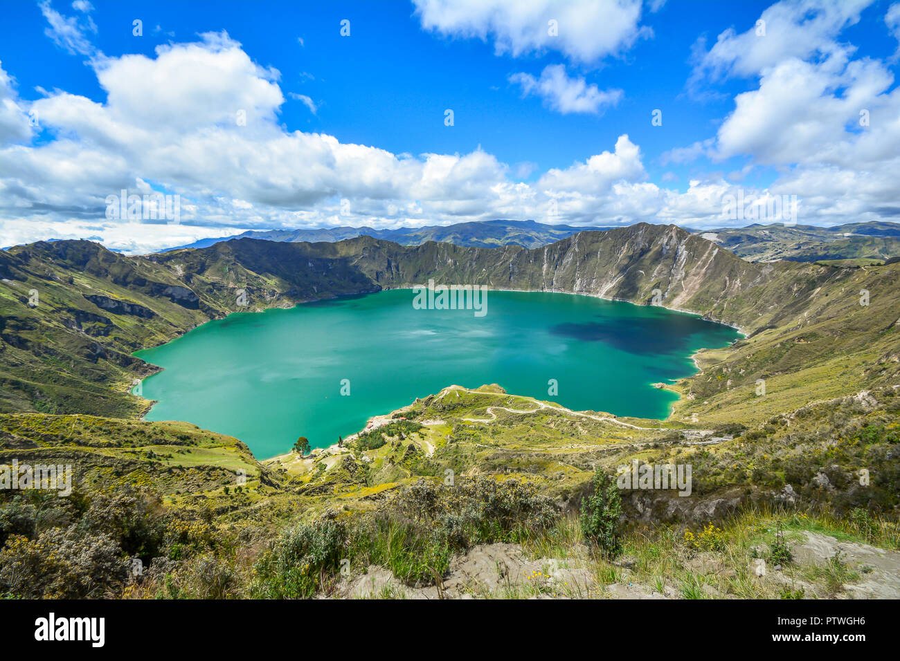 En la laguna del volcán Quilotoa Ecuador con agua de color turquesa. Visitar lugares hermosos en el mundo y les gusta viajar a lugares únicos. Foto de stock