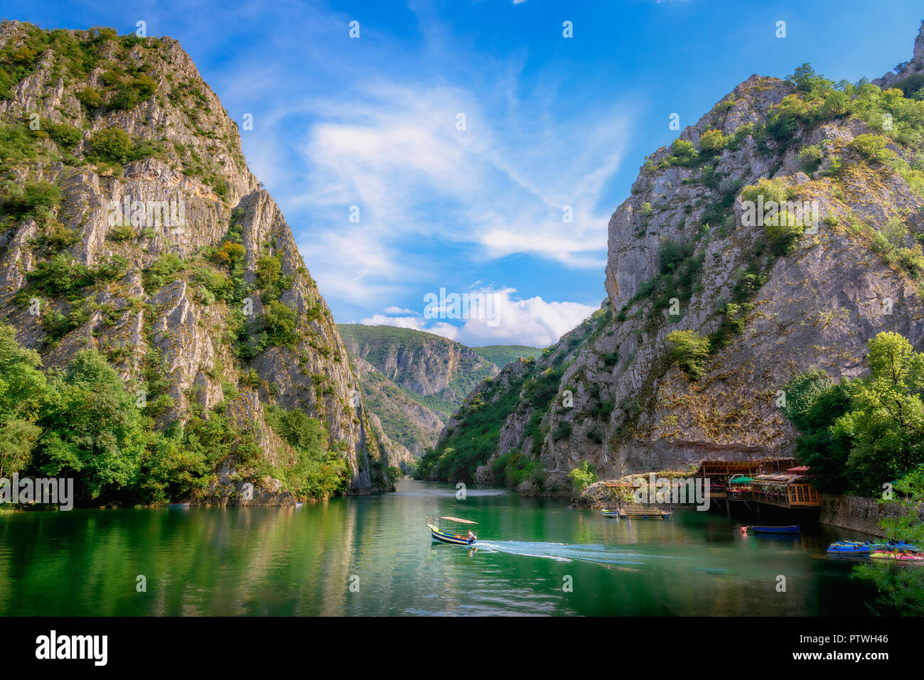 Matka canyon en Macedonia, cerca de Skopje, en barco por el lago. Visitar los lugares hermosos en el mundo, experimentar y aprender lo que enseña viajar. Foto de stock