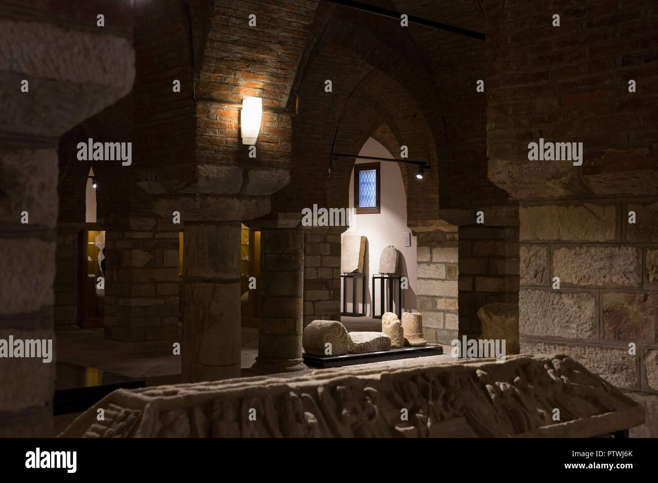 Astorga, España: reliquias en aparezcan en la cripta del Museo de los caminos en el Palacio Episcopal de Astorga. El museo dedicado a la manera de St. Foto de stock