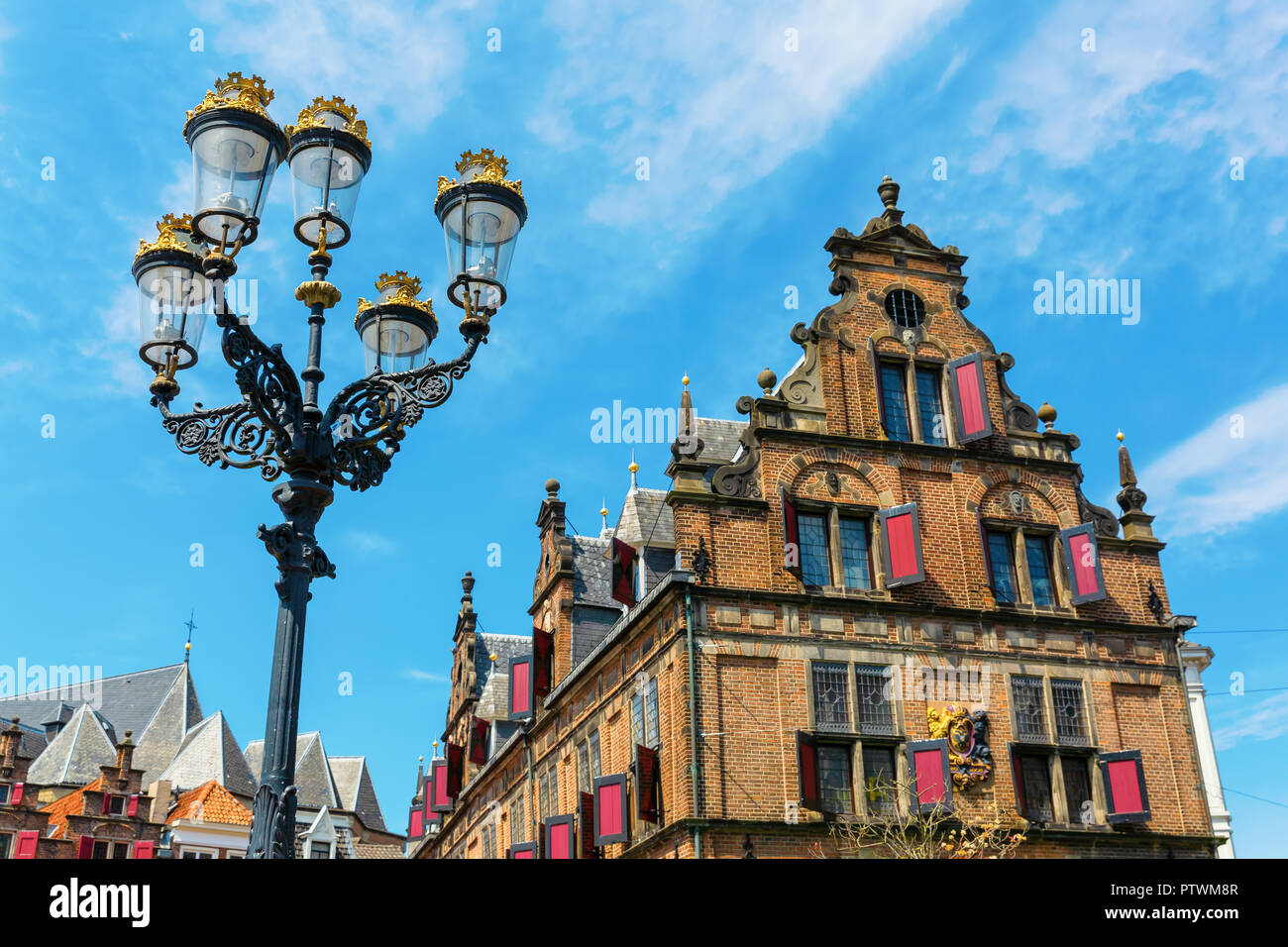 Imagen de un edificio histórico en el gran mercado en Nijmegen, Holanda Foto de stock