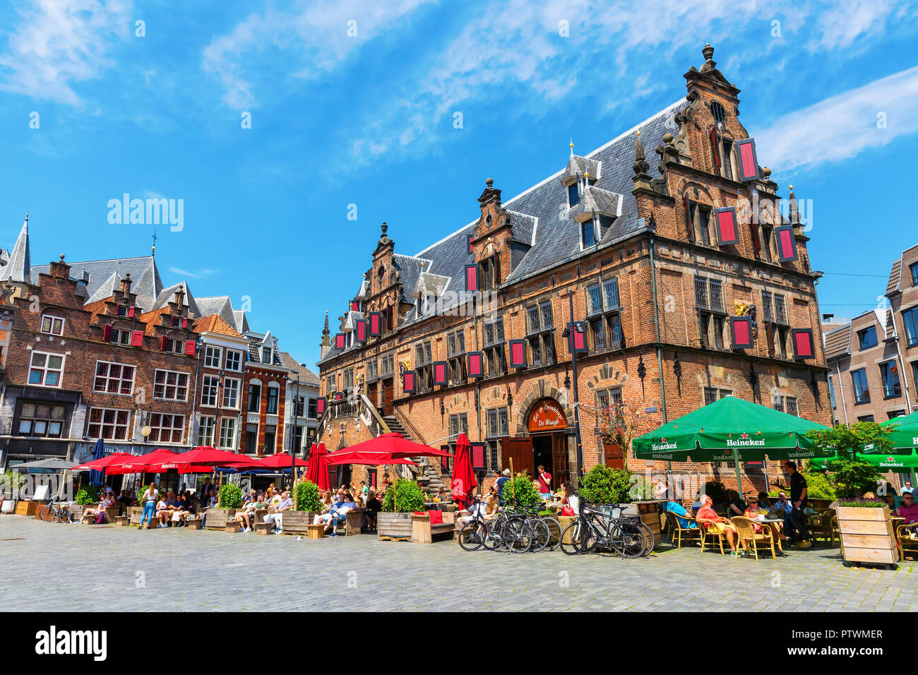 Nijmegen, Holanda el 21 de mayo de 2018: edificios históricos en el gran mercado con personas no identificadas. Nijmegen es la ciudad más antigua de Holanda Foto de stock