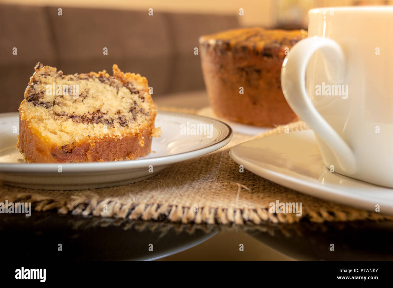 Brasil Formigueiro Cake (hormiguero) y la taza de café sobre una mesa  servida para coffee break Fotografía de stock - Alamy