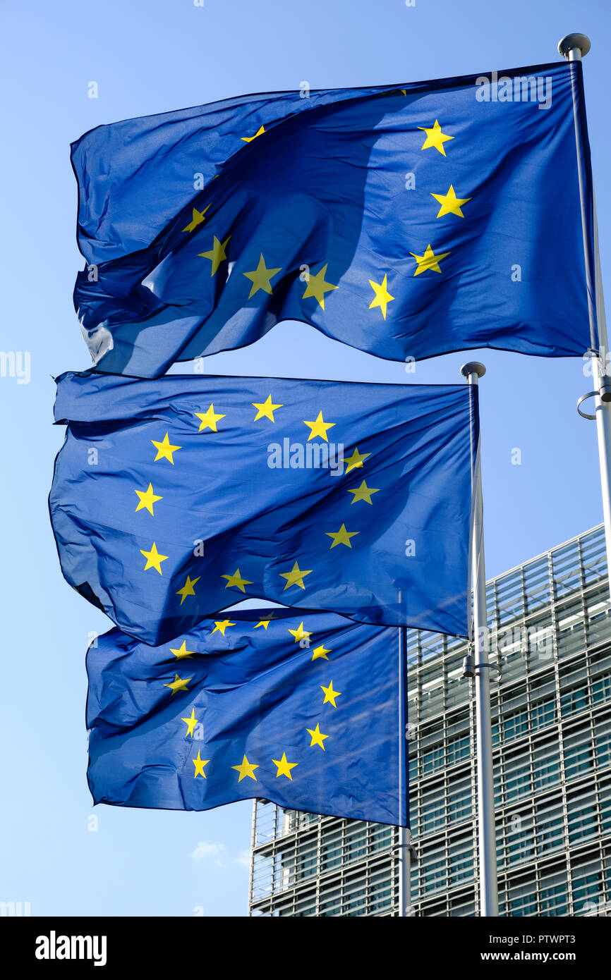 Los pabellones europeos ante el edificio Berlaymont, Comisión Europea, Bruselas, Bélgica Foto de stock