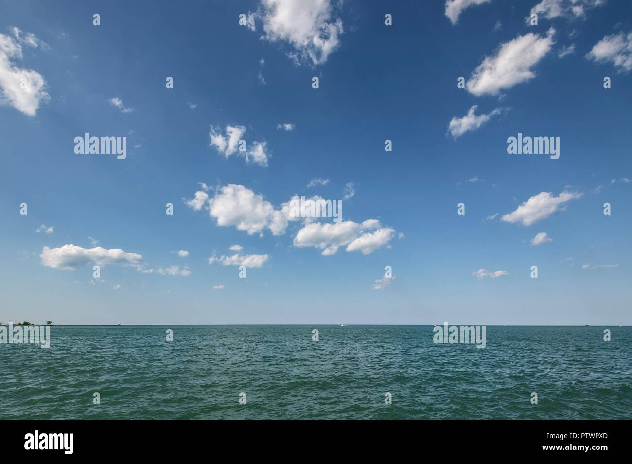 Agua con el cielo azul y las nubes pequeñas, del Lago Michigan, Chicago, Illinois, EE.UU. Foto de stock