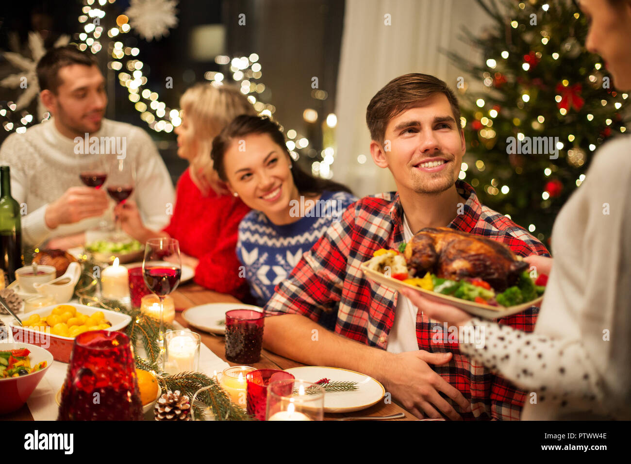 Feliz navidad amigos que cenar en casa Foto de stock