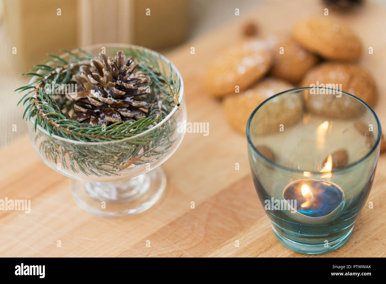 https://c8.alamy.com/compes/ptwwak/decoracion-de-navidad-y-velas-en-soporte-de-cristal-ptwwak.jpg