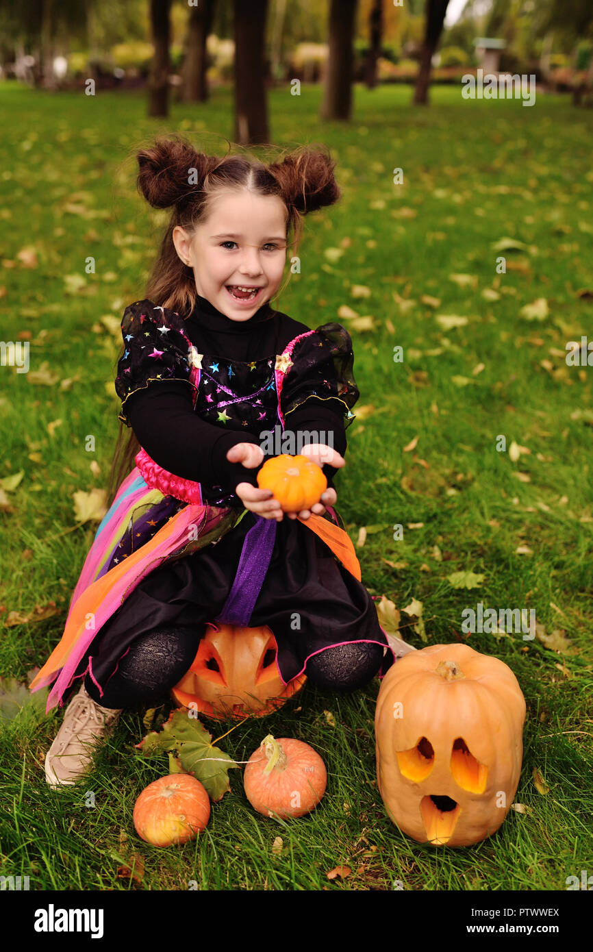 Bebé niña en disfraz de carnaval con la celebración de Halloween calabazas  Fotografía de stock - Alamy