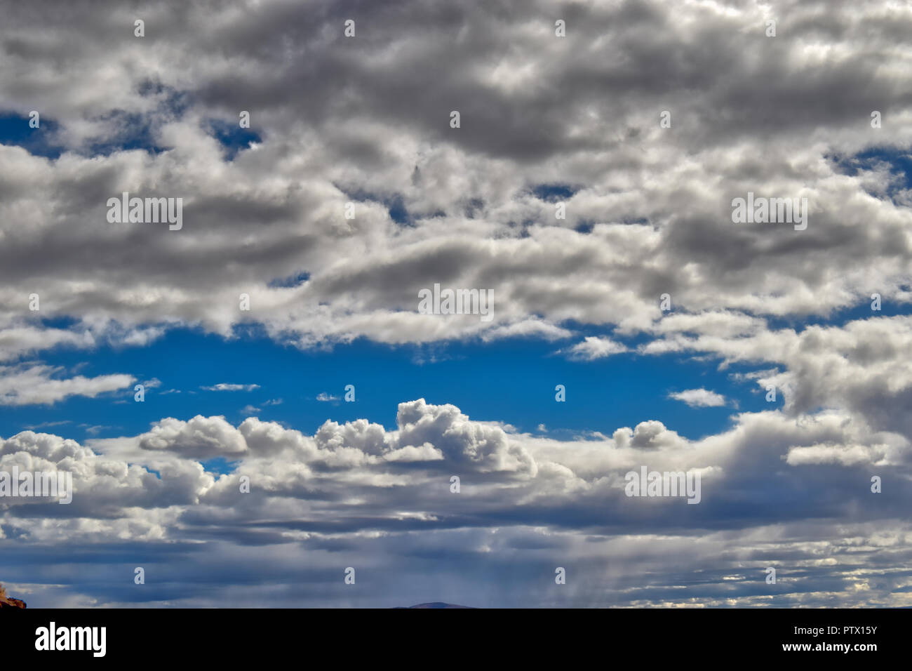 Cielos parcialmente nubosos en Oregon Central Foto de stock