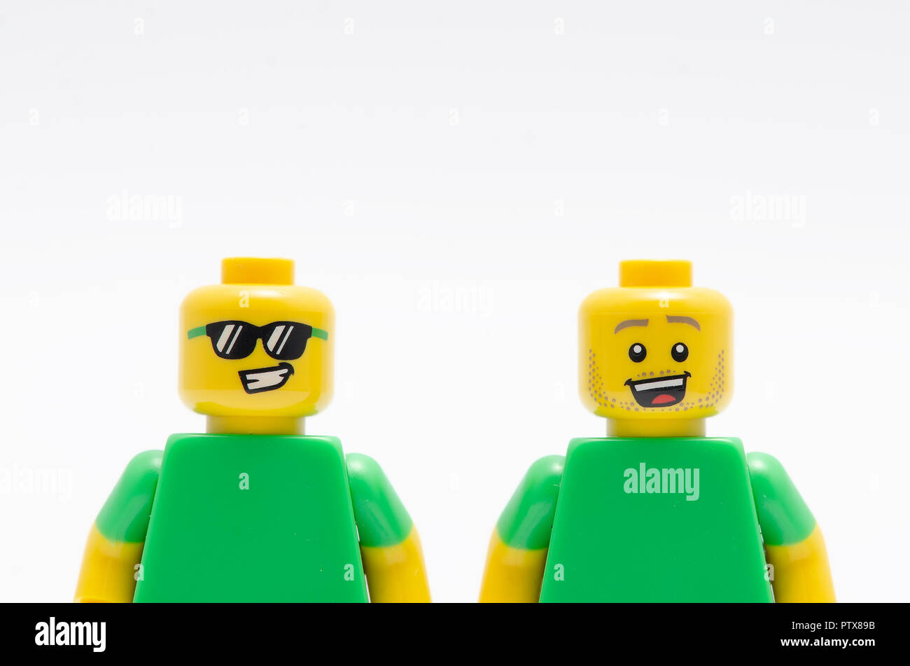 Dos Lego minifigures - uno llevaba gafas de sol y un feliz Fotografía de  stock - Alamy