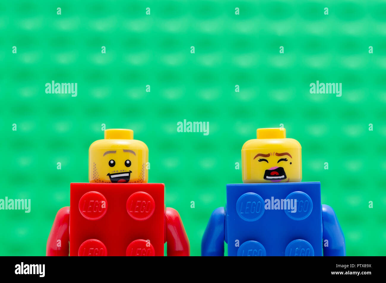 Dos Lego minifigures - uno asustado y caras sonrientes Fotografía de stock  - Alamy