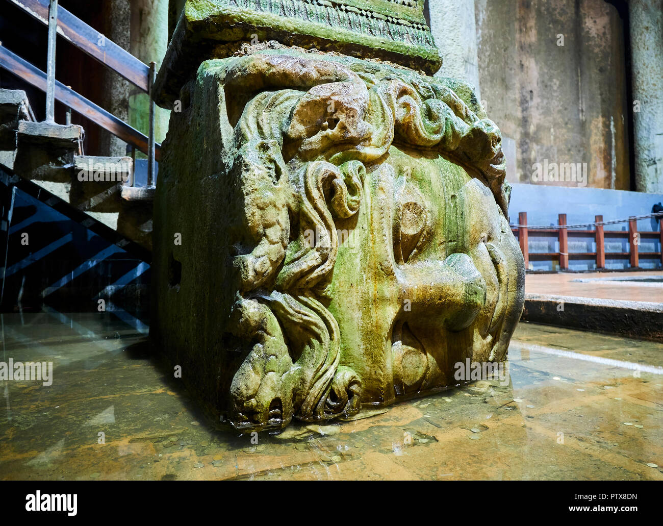 Lateralmente la cabeza de Medusa en el subterráneo de la Cisterna
