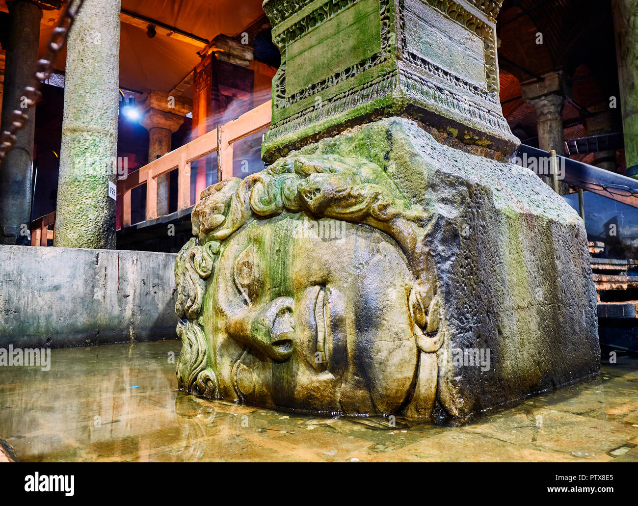 Lateralmente la cabeza de Medusa en el subterráneo de la Cisterna Basílica, también conocida como Yerebatan Sarnici. Estambul, Turquía. Foto de stock