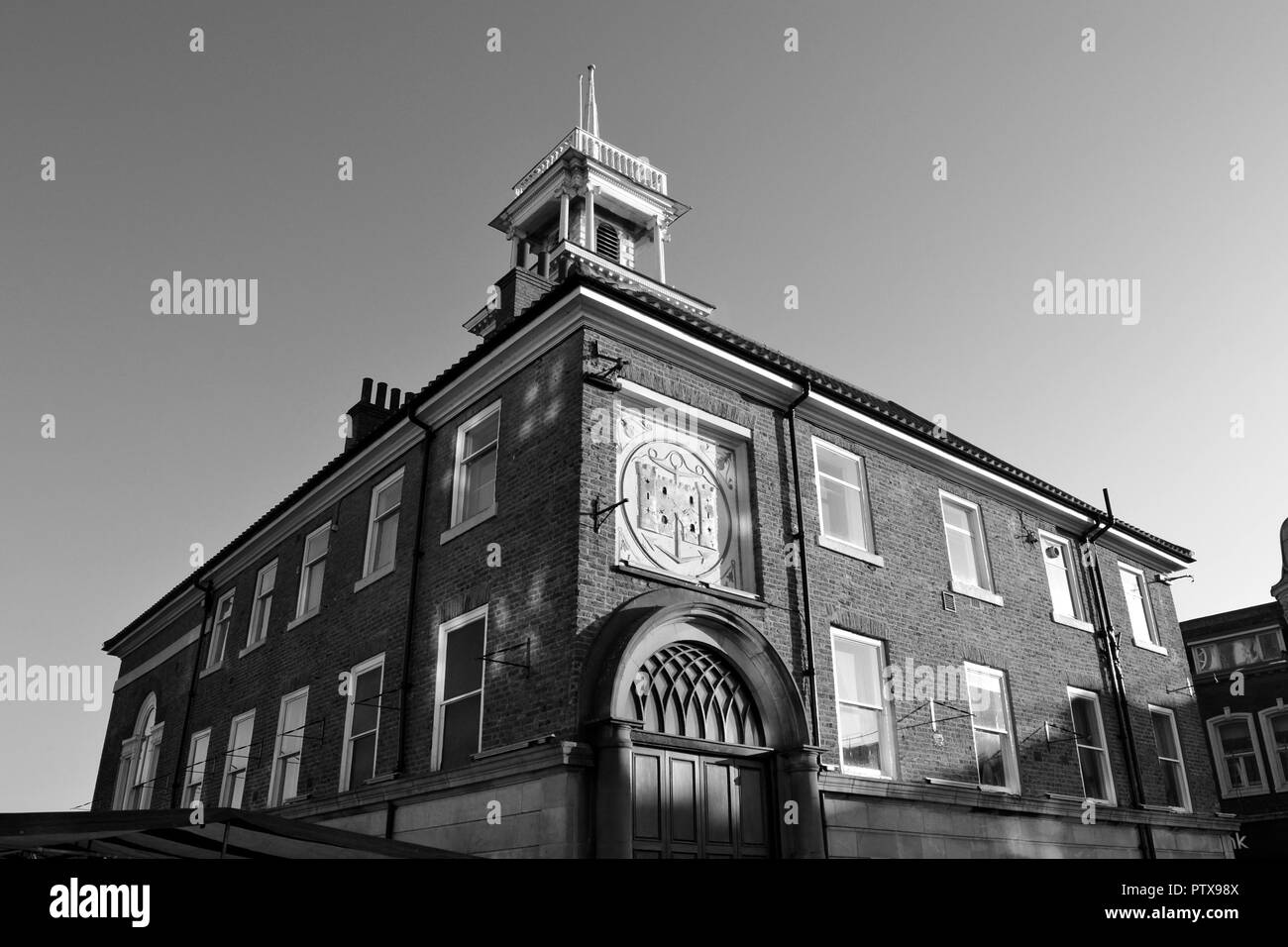 Imagen en blanco y negro del histórico Ayuntamiento de Stockton, Stockton-on-Tees, Reino Unido, tomada en una soleada mañana de otoño con un cielo claro. Foto de stock