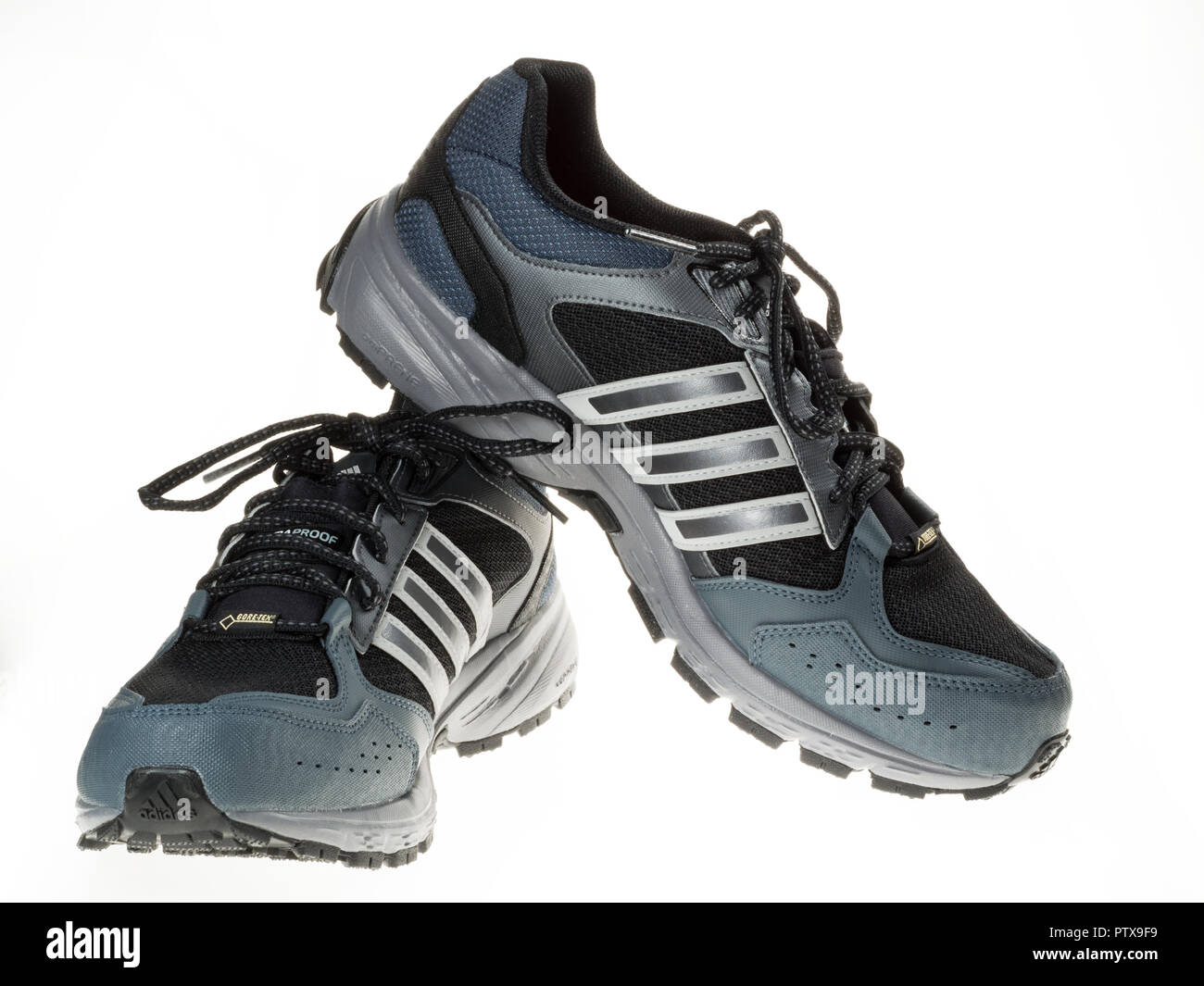 entrar desmayarse marxismo Estambul, Turquía - 29 de enero de 2014: Nueva adidas zapatos para correr  al aire libre tomada en studio y aislado en blanco Fotografía de stock -  Alamy