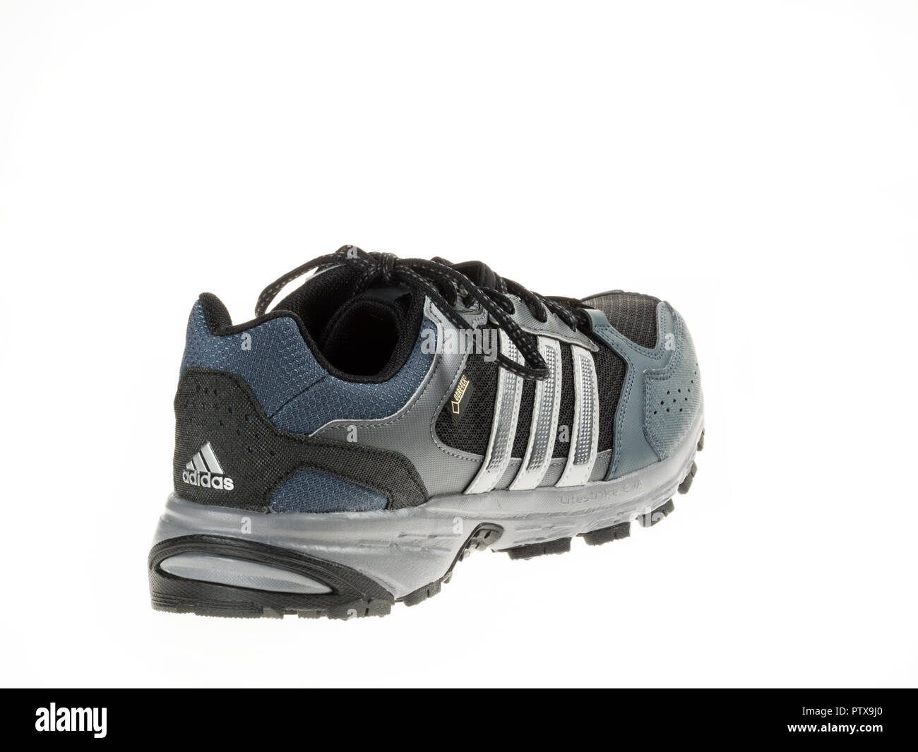 Estambul, Turquía - 29 de enero de 2014: Nueva adidas zapatos para correr  al aire libre tomada en studio y aislado en blanco Fotografía de stock -  Alamy