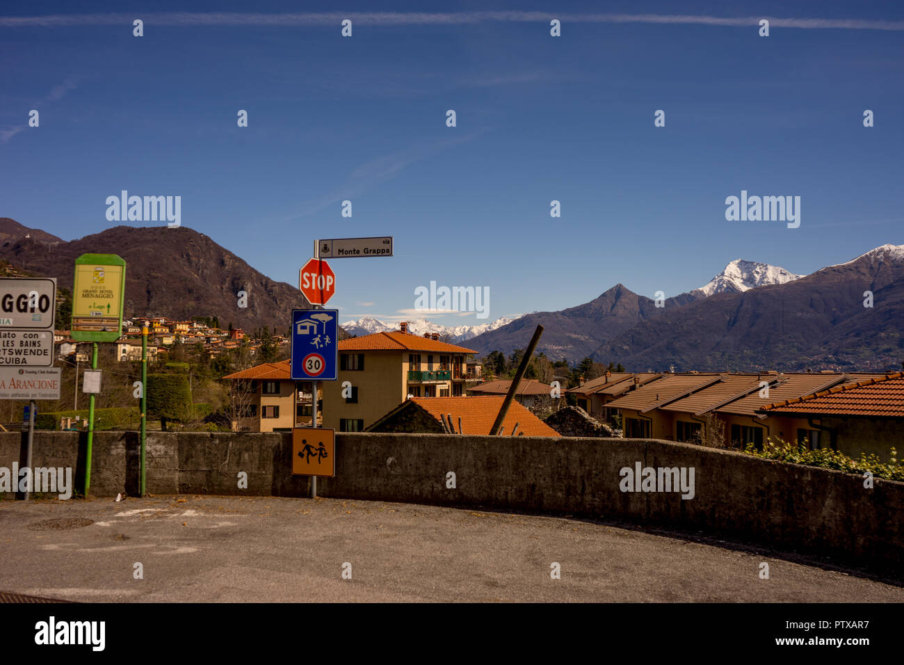 Menaggio, Italy-April 2, 2018: monte Grappa parada en la entrada de la ciudad de Menaggio, Lombardía Foto de stock
