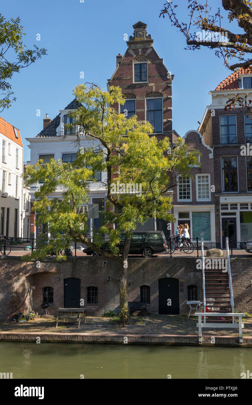 Utrecht, Países Bajos - Septiembre 27, 2018: escaleras que suben desde el canal hasta el Oudegracht, en el centro de Utrecht. Foto de stock