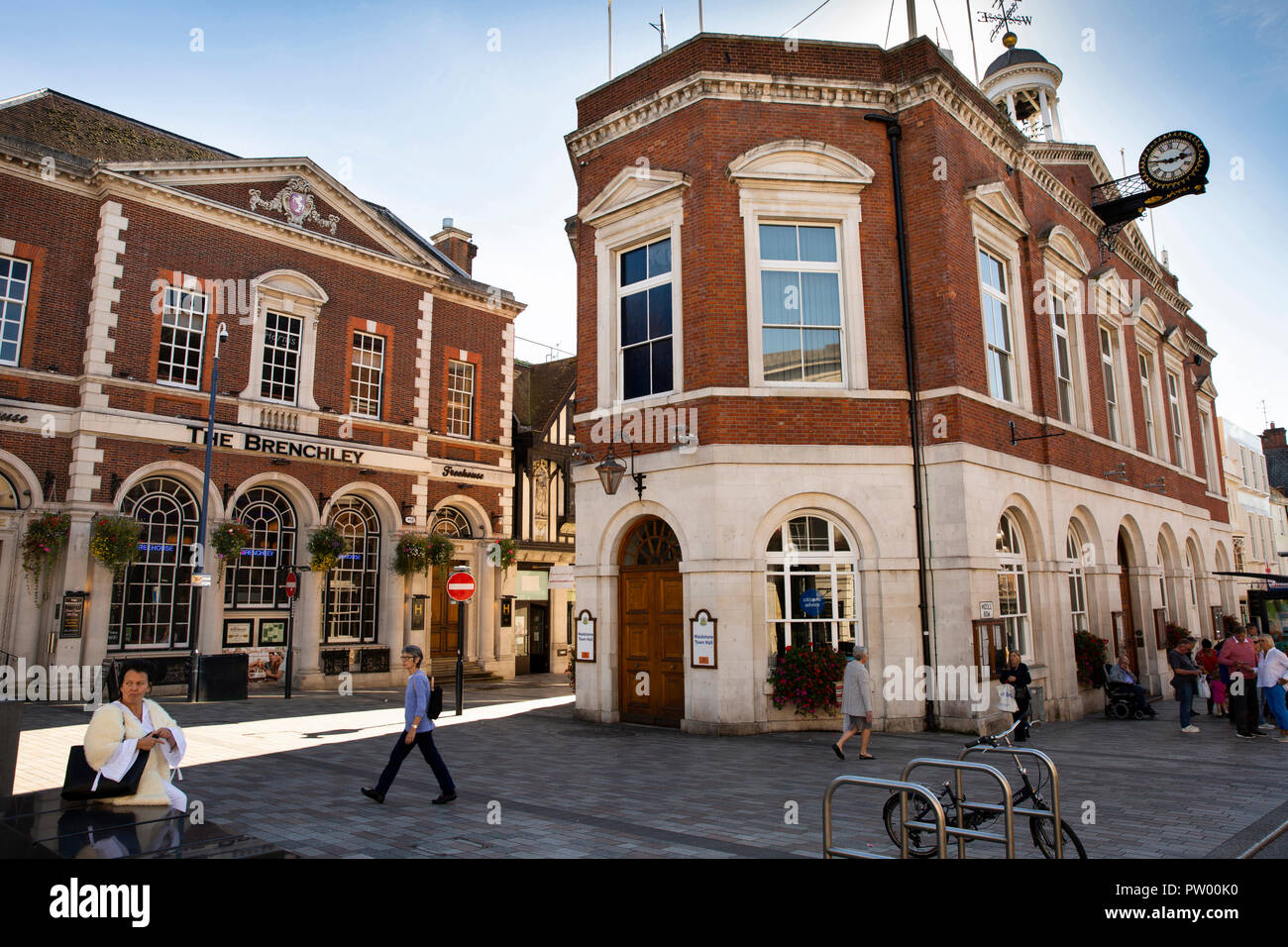 Maidstone, Kent, Reino Unido, del centro de la ciudad, la calle de los  bancos, el pub Brenchley y Ayuntamiento al final de la fila del medio  Fotografía de stock - Alamy