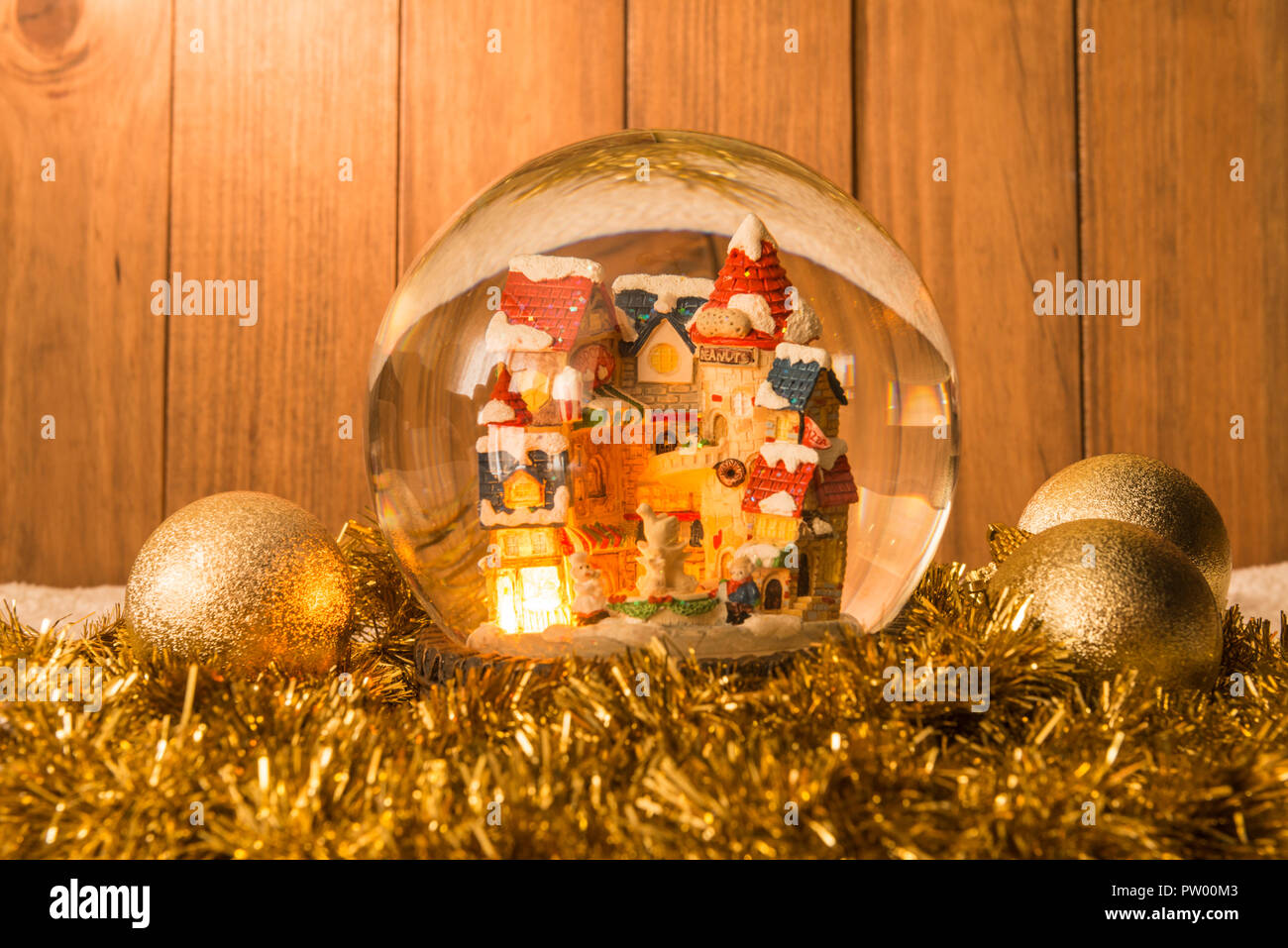 Bola de cristal de navidad fotografías e imágenes de alta resolución - Alamy