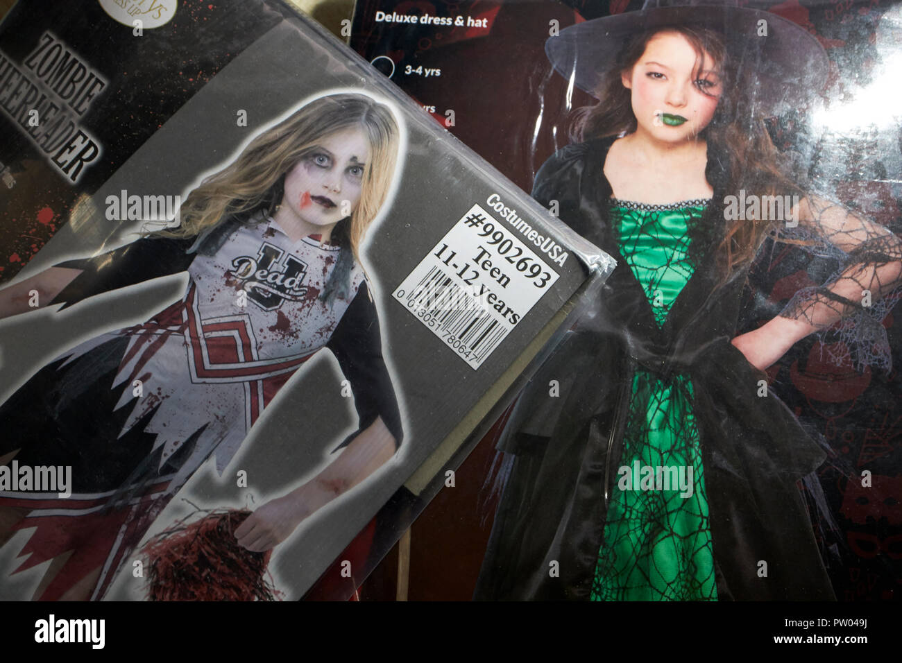 Las niñas tienda compraron la masa produjo disfraces de Halloween Foto de stock