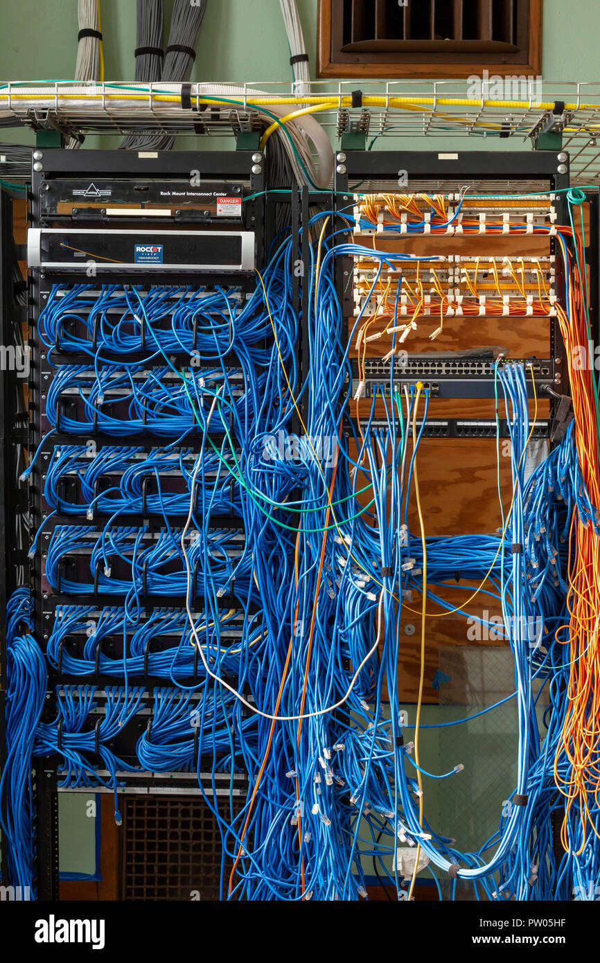 Ventajas de organizar los cables de manera adecuada - BLOG Aurum Informática