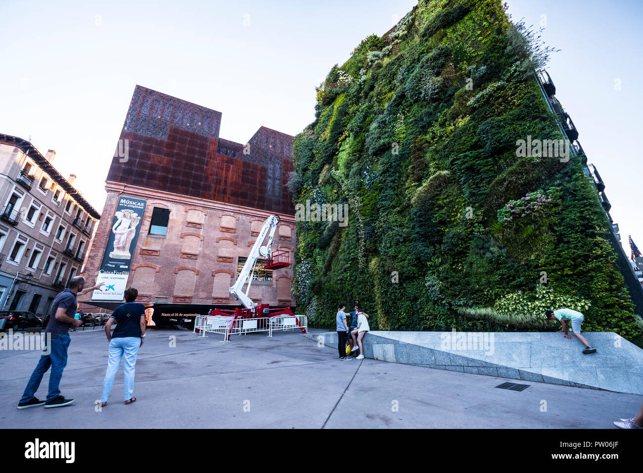 Caixaforum madrid vertical garden fotografías e imágenes de alta resolución  - Alamy