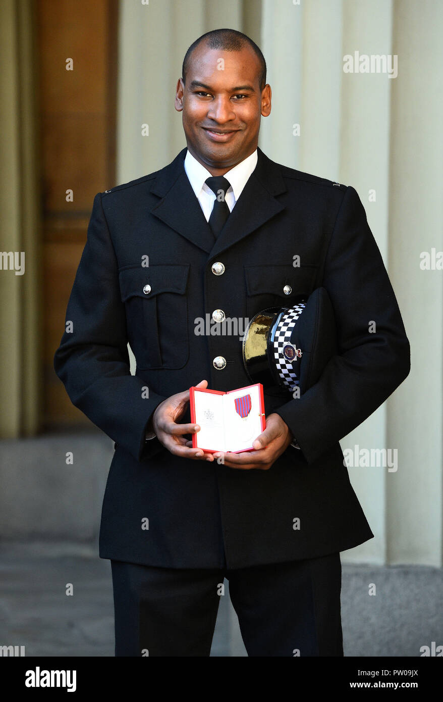 Constable Wayne Marques tras recibir la George Medal por su actuación en el ataque del Puente de Londres tras una ceremonia de investidura en el Palacio de Buckingham, en Londres. Foto de stock