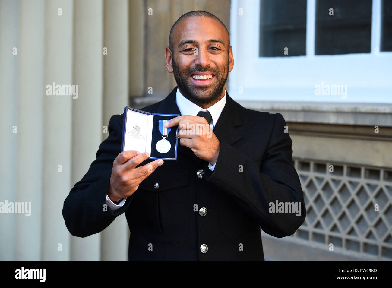 Constable Leon McLeod tras recibir el Queen's Gallantry Medal por su actuación en el ataque del Puente de Londres tras una ceremonia de investidura en el Palacio de Buckingham, en Londres. Foto de stock