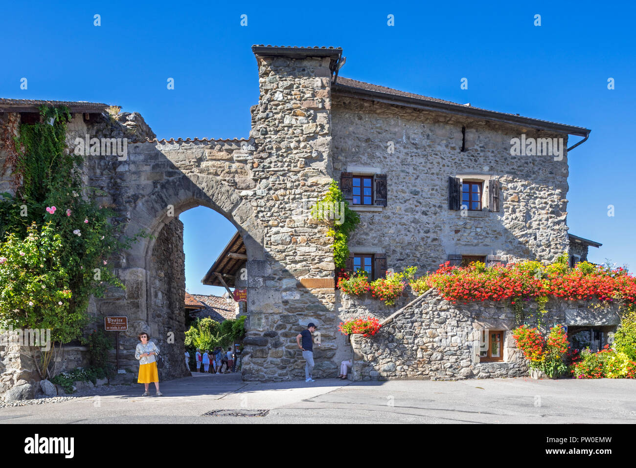 Porte de Thonon / Porte de Rovorée, puerta de la ciudad en la aldea medieval de punta de Yvoire, Haute-Savoie, Auvergne-Rhône-Alpes, Francia Foto de stock