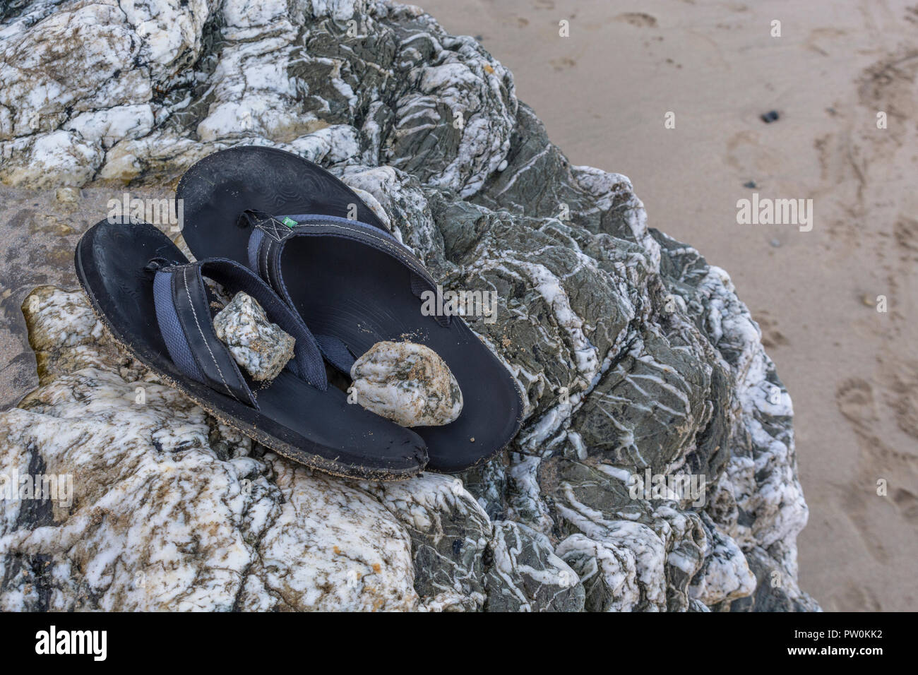 Sandalias Perdidas Playa Fotos e Imágenes de stock - Alamy