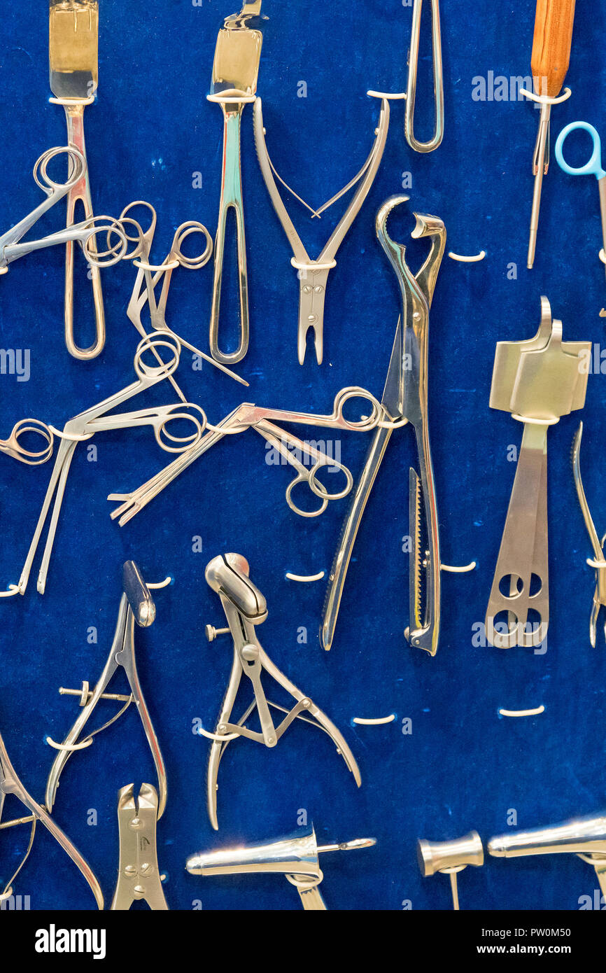 Instrumentos ginecológicos sobre fondo azul fotografía vertical Fotografía  de stock - Alamy