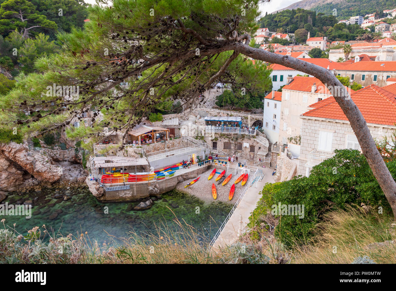 Visto desde la playa Sulić Fortaleza Lovrijenac, Dubrovnik, Croacia, Europa Foto de stock