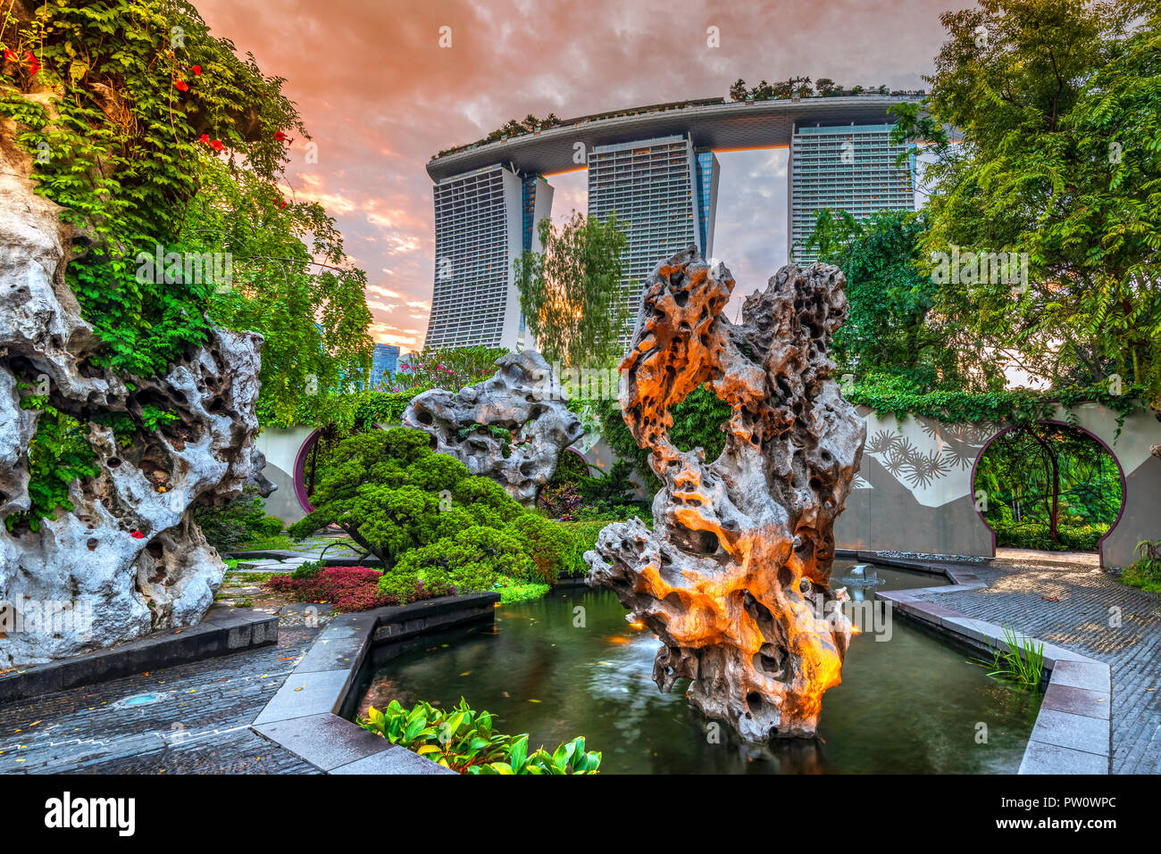 Los jardines del parque natural de la bahía y la Marina Bay Sands Hotel, Singapur Foto de stock