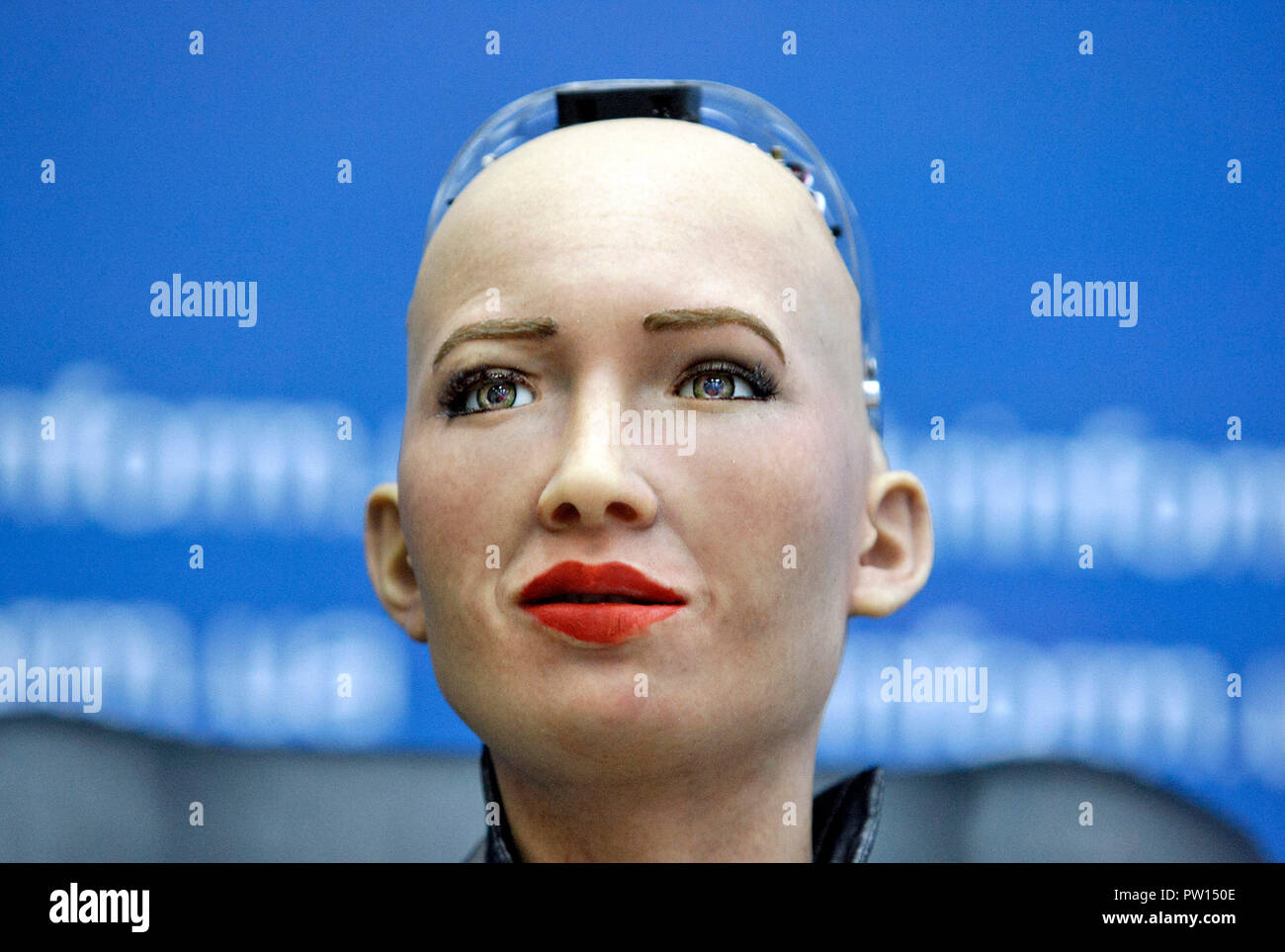 El robot humanoide Sophia habla en una conferencia de prensa en Kiev. El  robot Sofía llegó a Ucrania para tomar parte en la final de la competición  Ucraniana de desarrolladores de la
