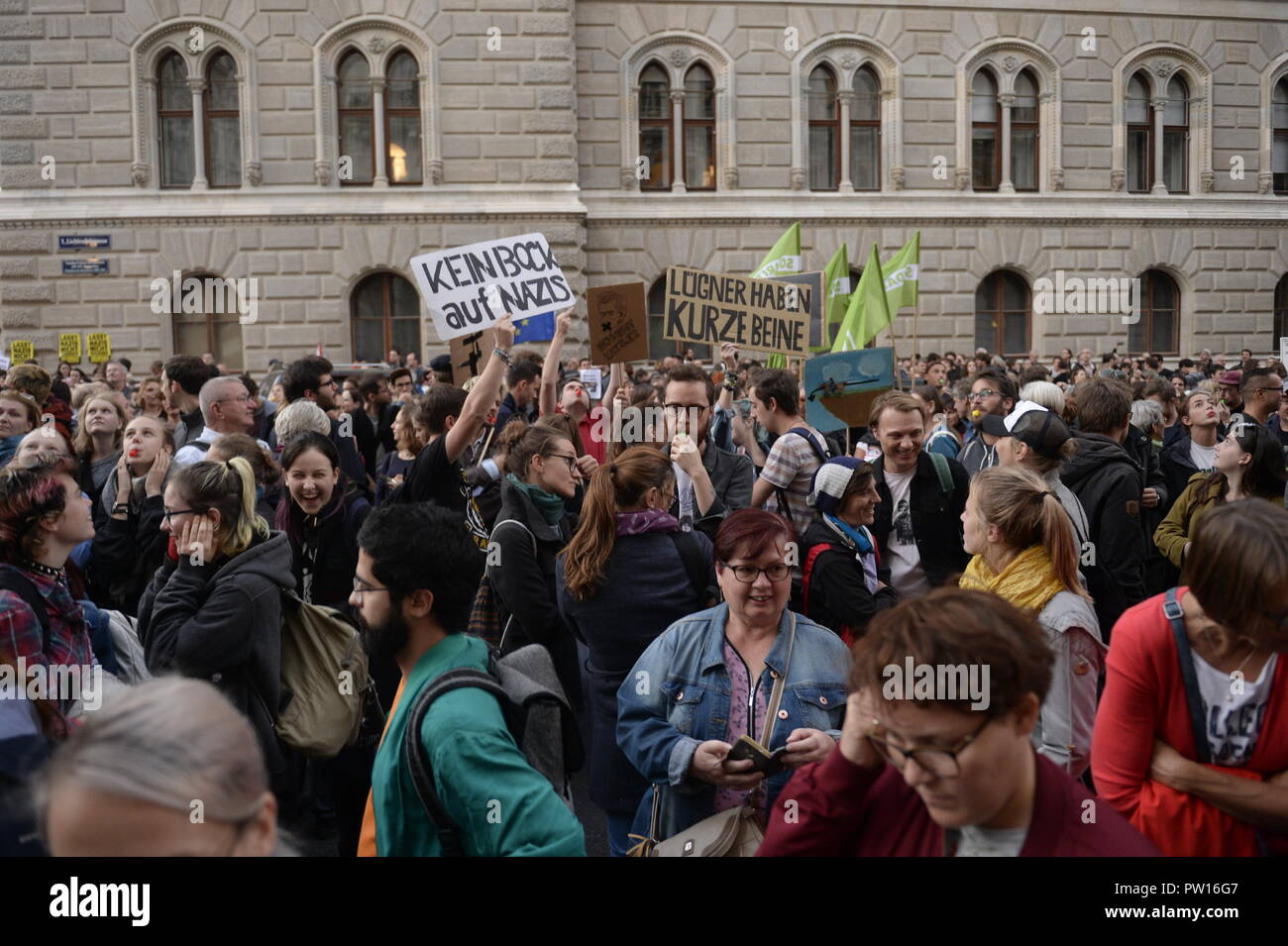 Viena, Austria. 11 de octubre de 2018. El jueves las manifestaciones contra el actual Gobierno Federal se reactivarán. La concentración fue convocada en frente del ÖVP (Partido Popular Austríaco) en la sede del Partido Federal Lichtenfelsgasse. Las protestas entonces será continuado cada semana en distintos lugares en Viena. La imagen muestra carteles con la inscripción, mentirosos tienen patas cortas y no dinero de los nazis. Crédito: Franz Perc / Alamy Live News Foto de stock