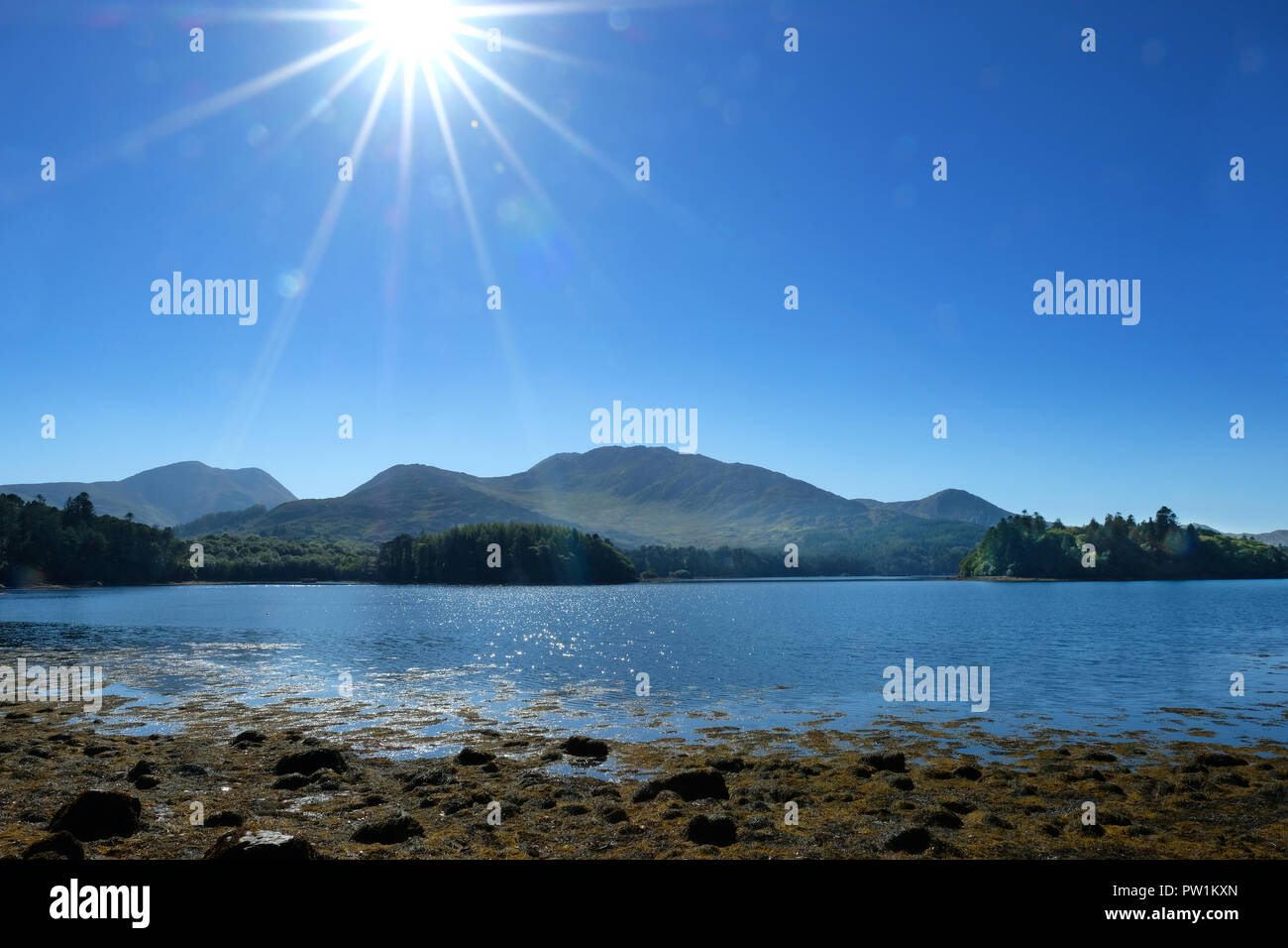 Kenmare River, en el condado de Kerry, Irlanda, costa con abundantes Lens Flare - John Gollop Foto de stock