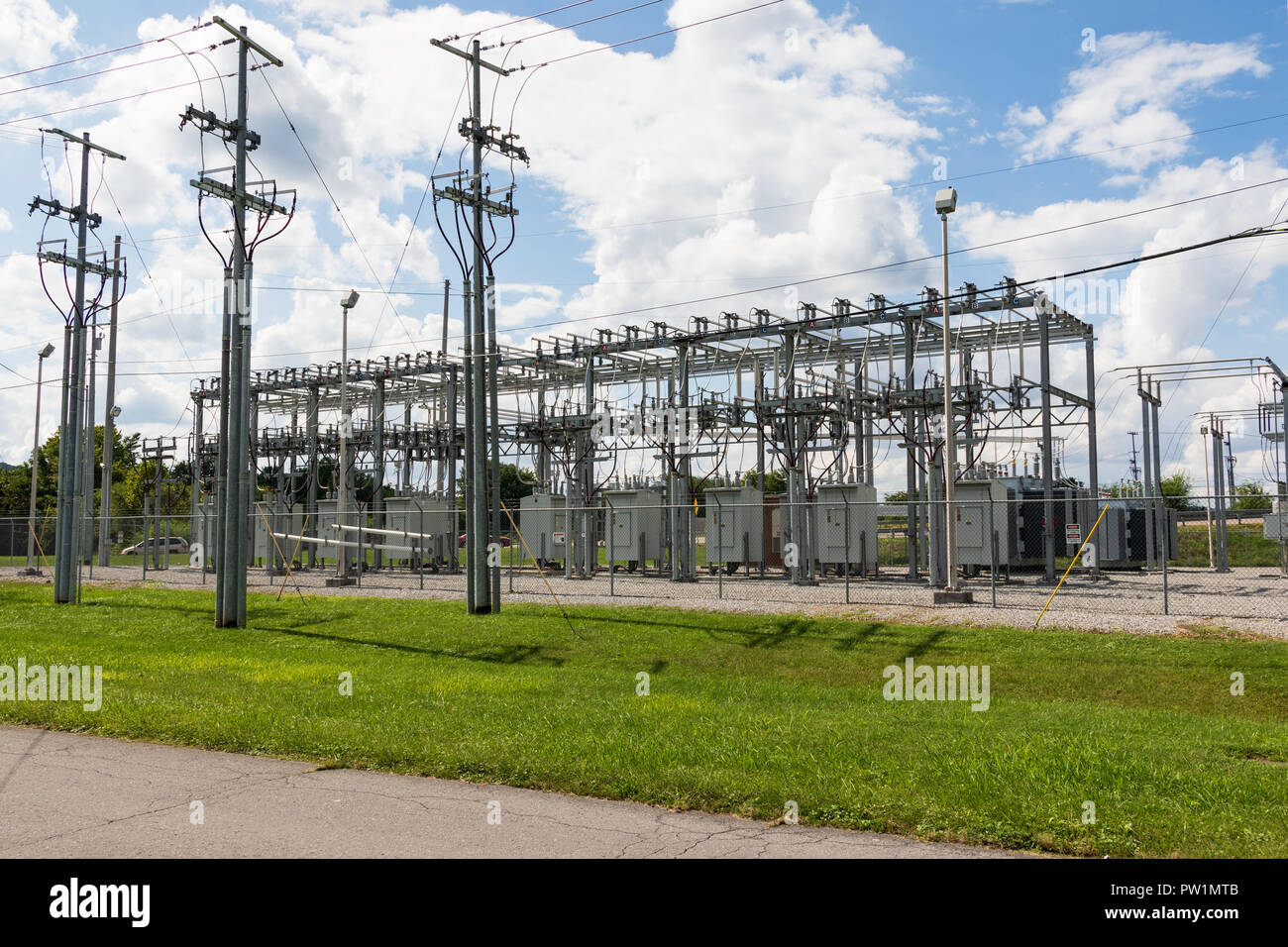 ELIZABETHTON, TN, Estados Unidos-10/1/18: subestación eléctrica con transformadores en el centro de la ciudad. Foto de stock