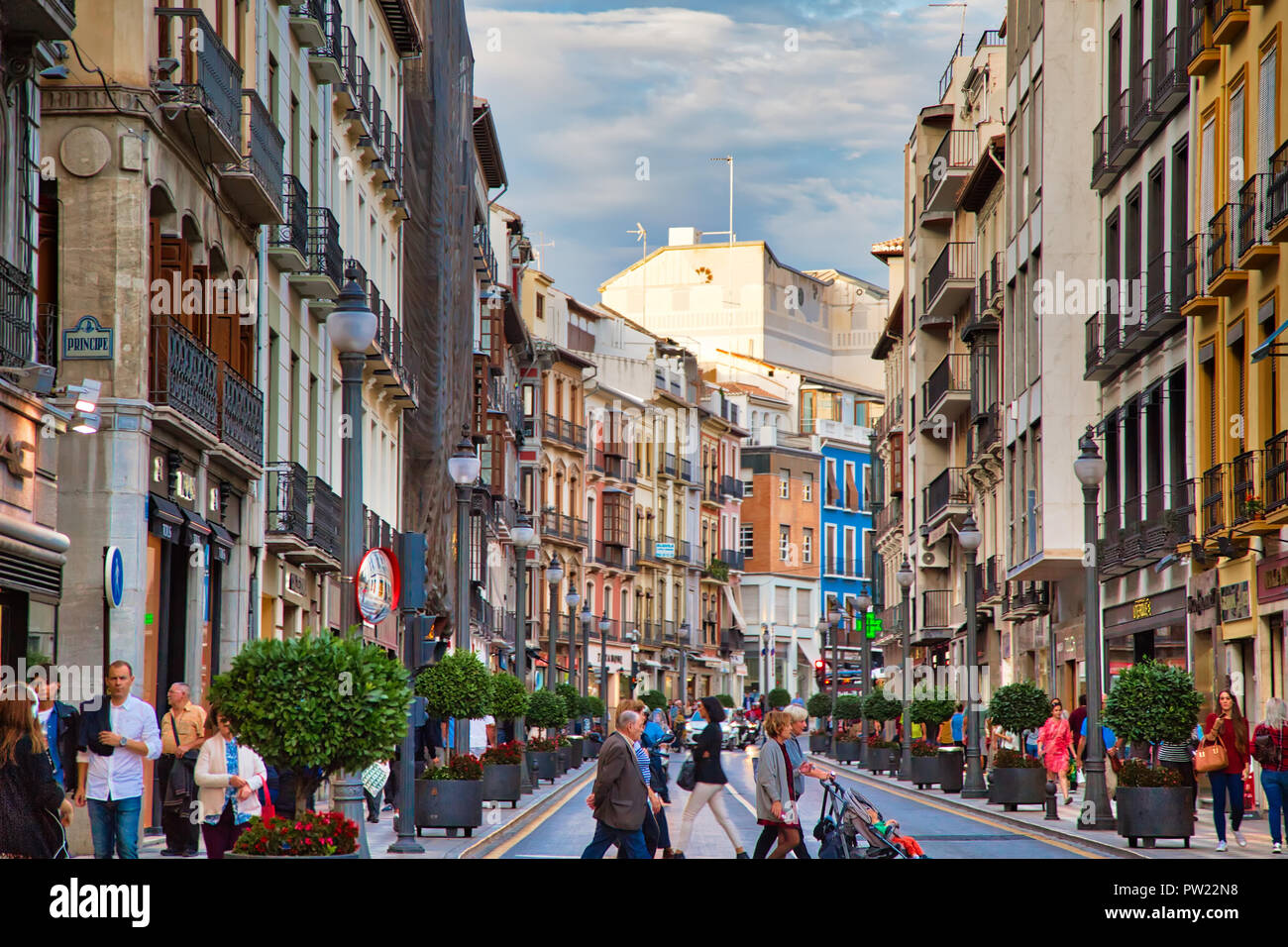 Granada, España 18 de octubre, 2017 la ajetreada calle comercial en el histórico centro de la Granada, España 18 de octubre, 2017 la ajetreada calle comercial en el histórico centro de la