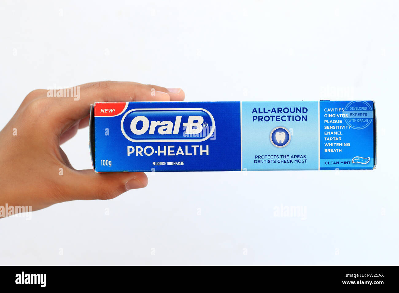 Oral B Pro Salud aislados de dentífrico contra el fondo blanco. Foto de stock