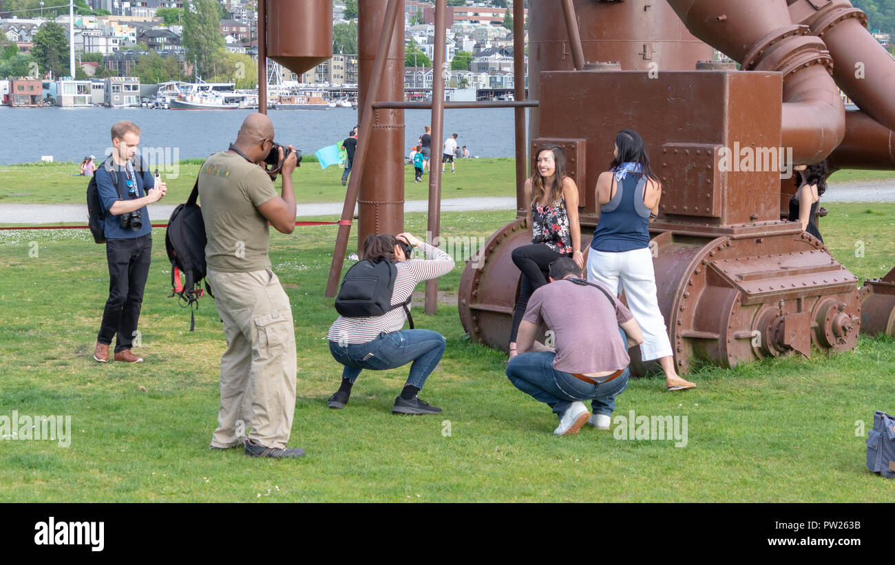 SEATTLE, WA, 6 de mayo de 2018: Los miembros de un grupo local de Seattle Fotografía retratos de afinar sus habilidades en un encantador, dispuestos modelo. Foto de stock